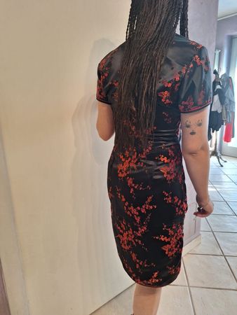 Schwarzes Satin Cheongsam Kleid Rot Floral Jacquard