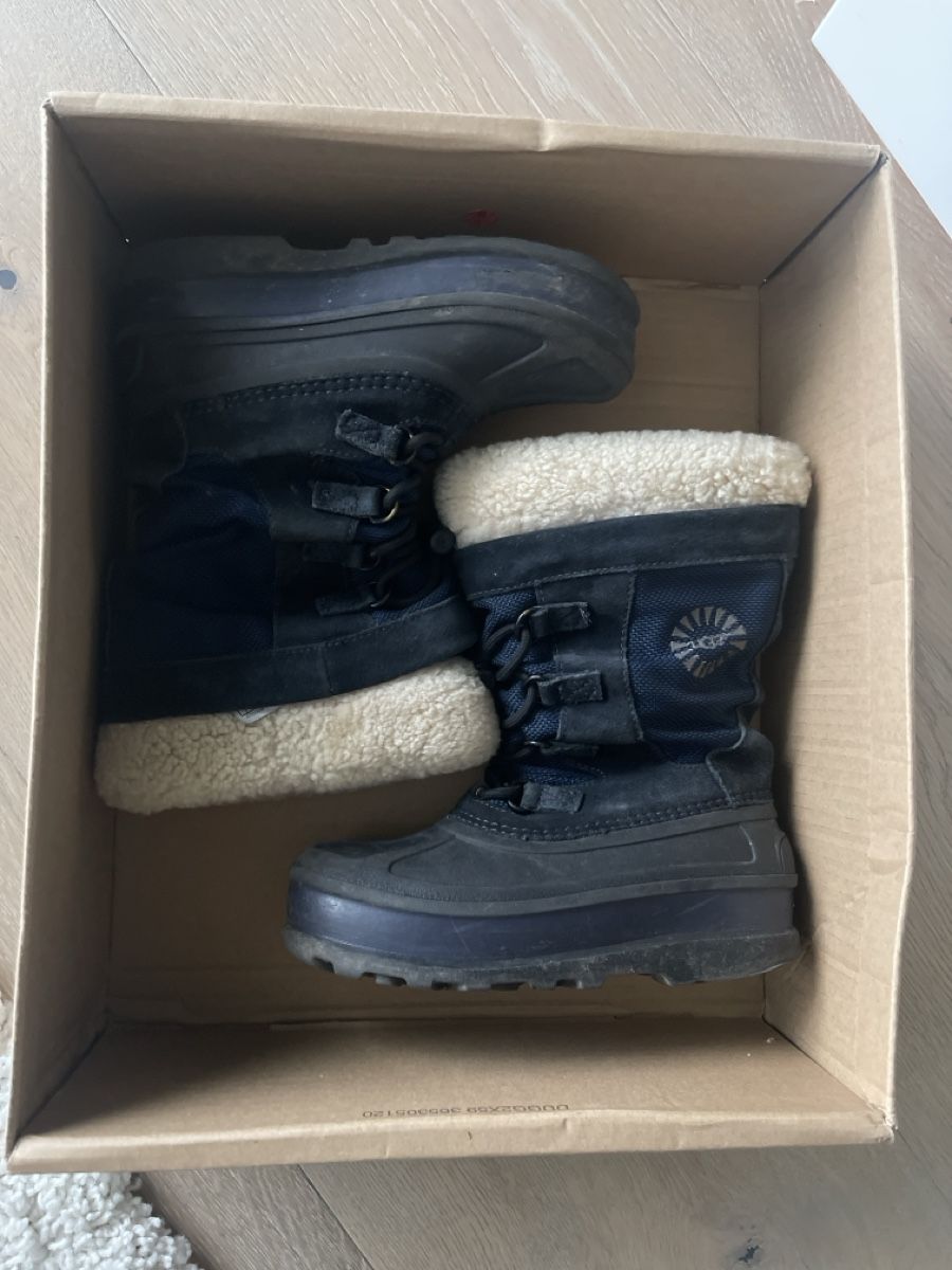 Ugg Schuhe für Jungen: UGG wasserfeste Winterboots Bobbey Gr. 31 Navy – Gebraucht aus Meilen von Golfer04 1