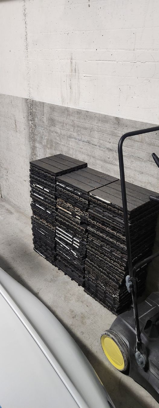 Bodenbeläge: Klickfliese Konsta 3D WPC 30x30 cm anthrazit , tarasse – Gebraucht aus Rudolfstetten von Rinorf 2