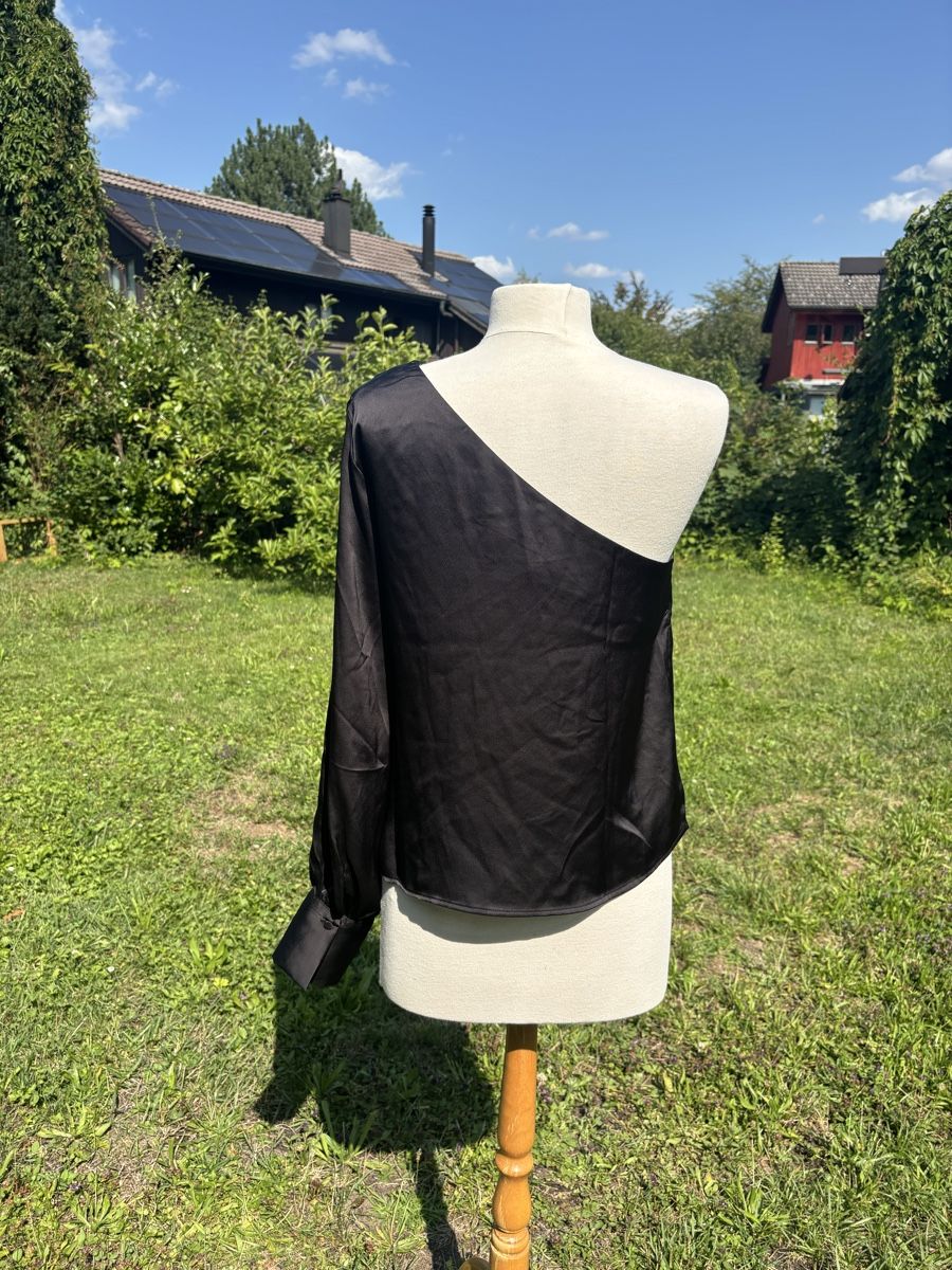 H&M Blusen: SCHWARZE ONE-SHOULDER-BLUSE – Gebraucht aus Gockhausen von stella.frei 1