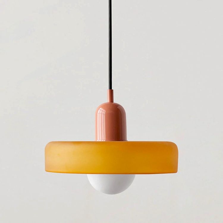 Die Magie des Lichts: Wohnzimmerlampen mit buntem Glas