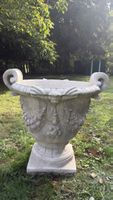 Gartenvasen Amphore aus Beton mit Verzierungen gebraucht