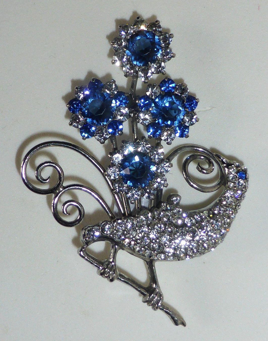 Broschen & Nadeln: Wundervolle Art-Deco-Brosche 'Paradiesvogel', Silber/Strass – Gebraucht aus Sonceboz-Sombeval von Artdecolove