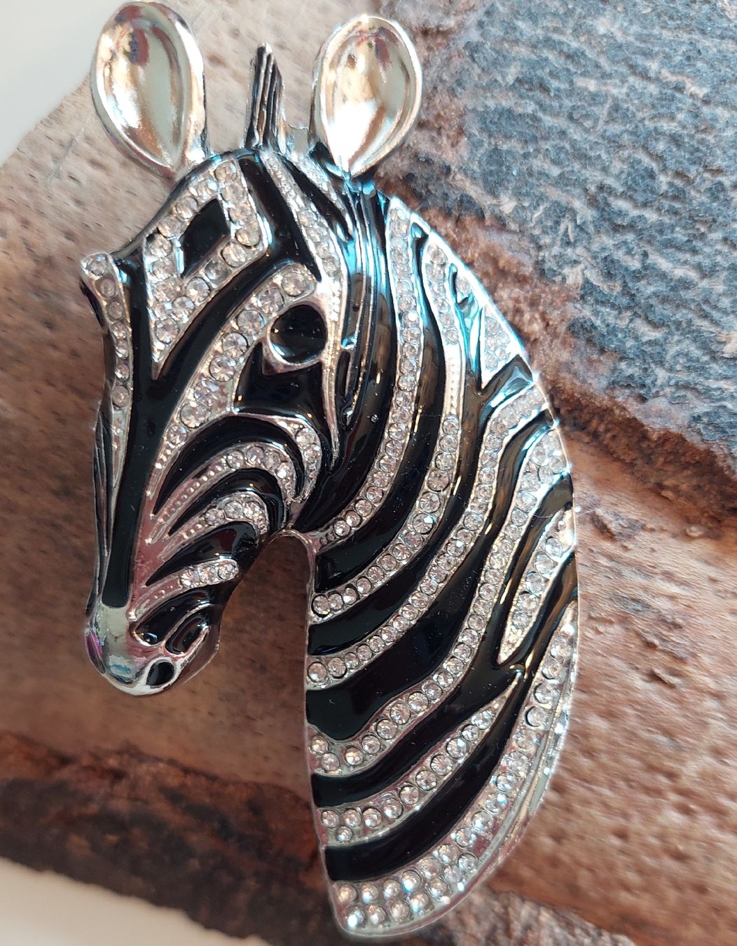 Spille & Fermagli: Tolle Zebra Brosche, silberfarbig und schwarz mit Strass – Nuovo (secondo la descrizione) da Oberwil BL venduto da Hunajakakku