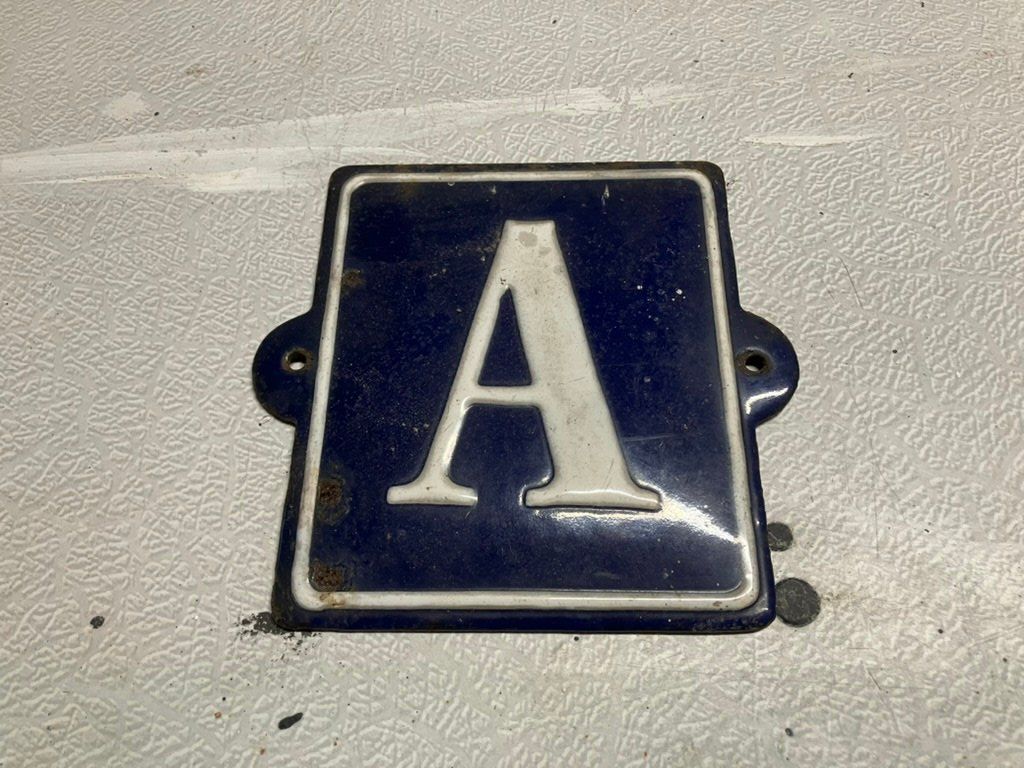 Insegne: plaque en émail A – Usato da Mervelier venduto da Arebetez