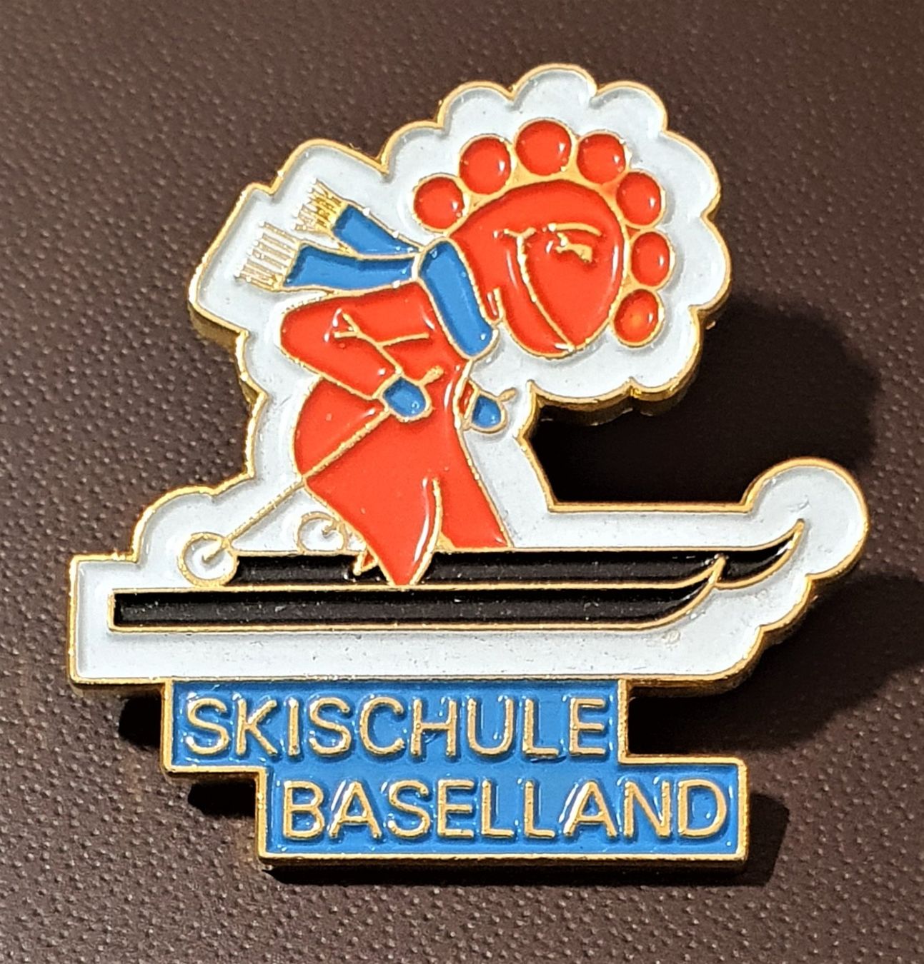 Placchette & Badge: Q243 - Pin Skischule Baselland – Usato da Reinach BL venduto da Boston-Verkauf