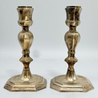 Paire de bougeoirs anciens en métal argenté