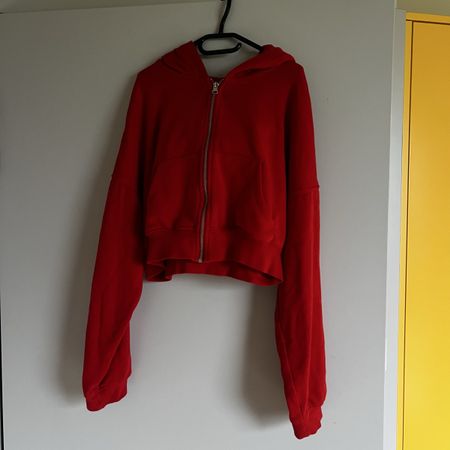 Rotes kurzes Jäckchen 