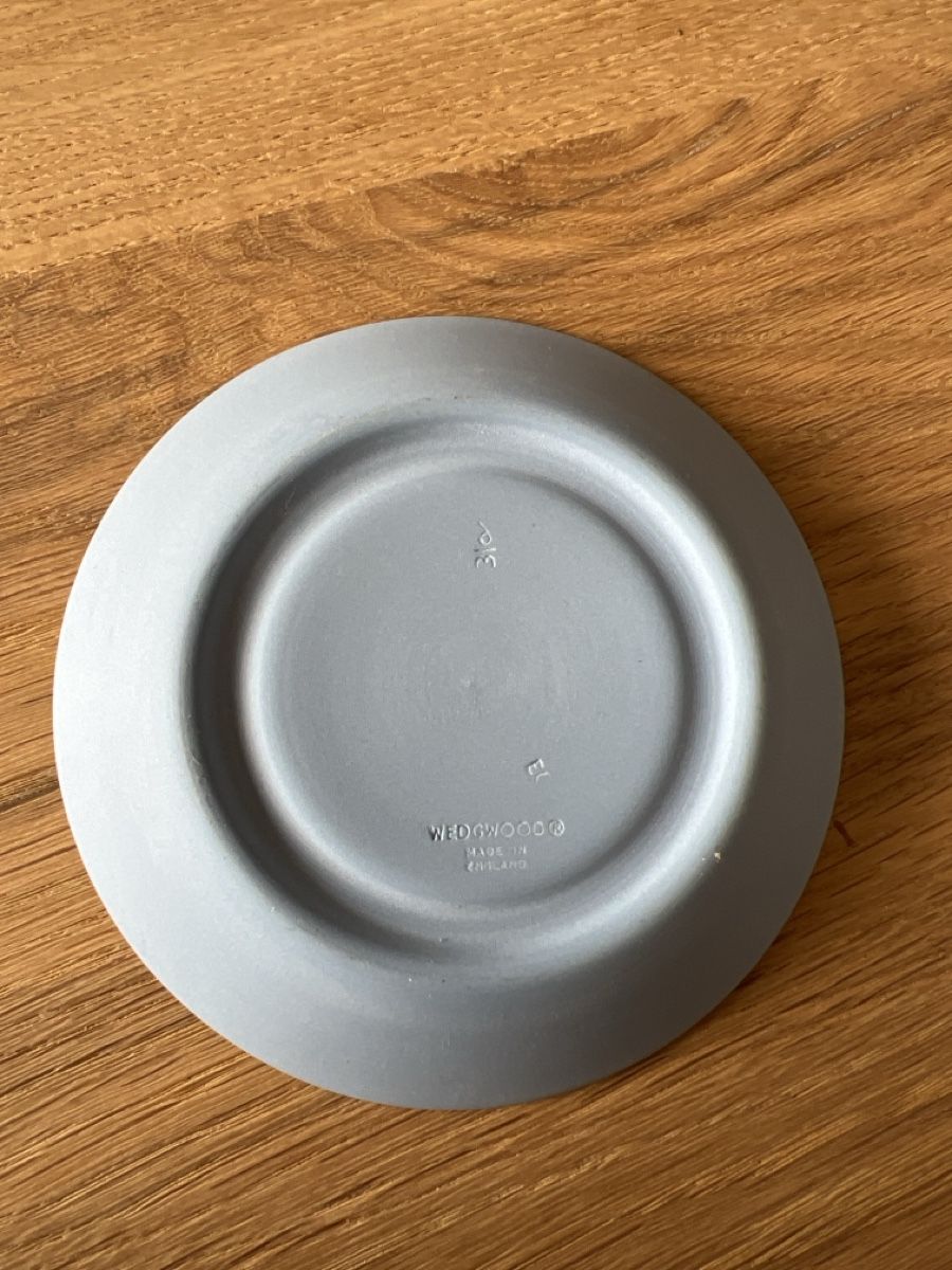 Wedgwood Piatti: Wedgwood Jasperware ziervase mit Unterteller – Usato da Thun venduto da mre_tsg5 2