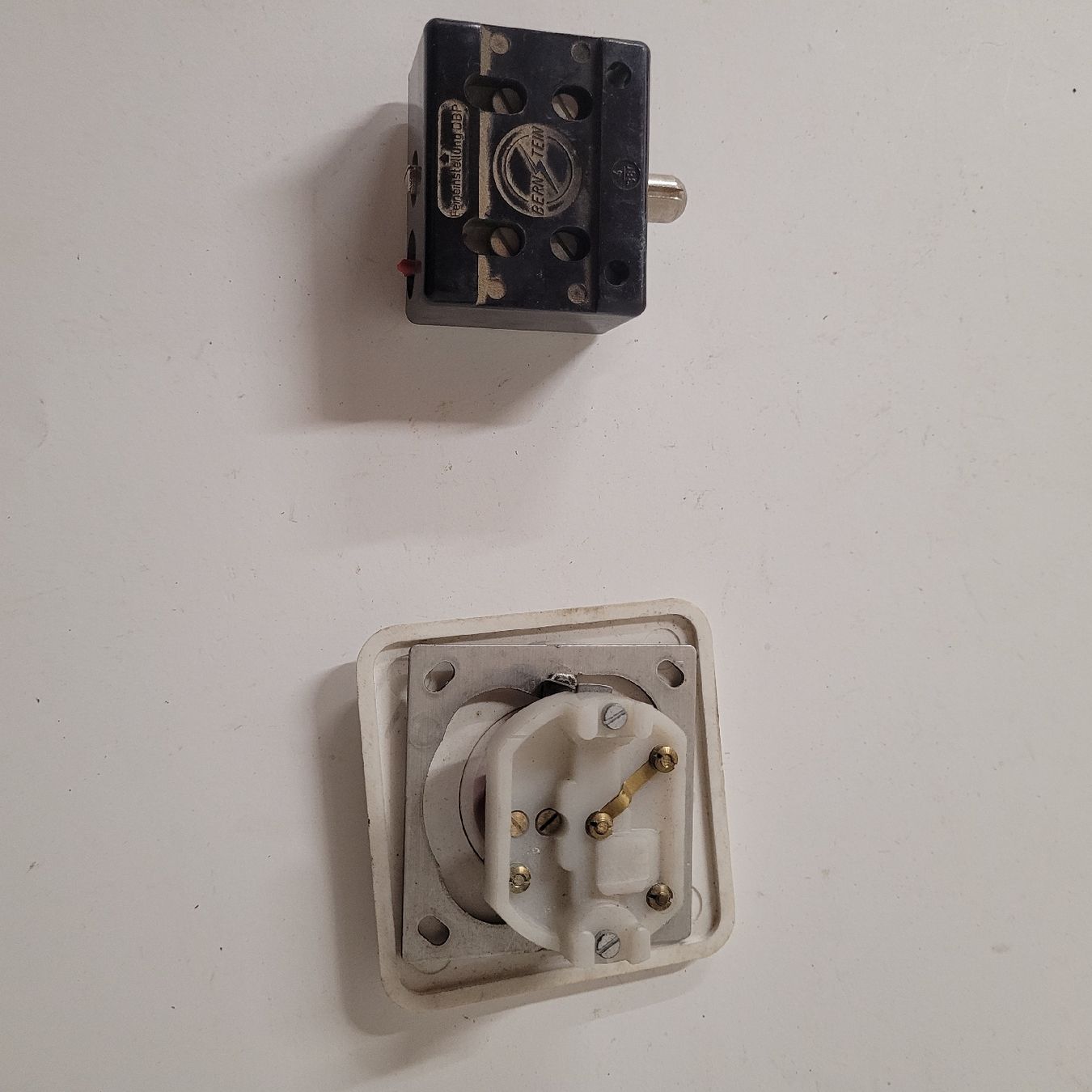 Interruttori: alte elektroschalter elektromaterial – Usato da Reichenburg venduto da AK_78 1