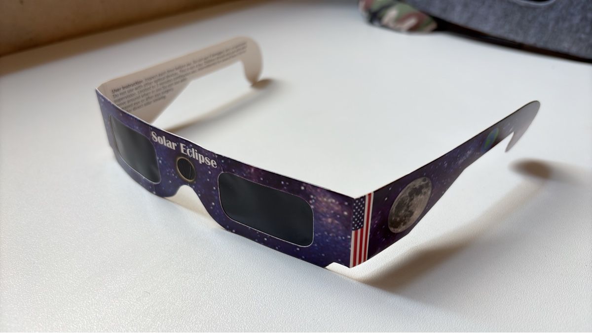 Occhiali & Lenti: Lunettes pour éclipse solaire neuves en papier – Nuovo (secondo la descrizione) da Vevey venduto da Jaycewitwicky