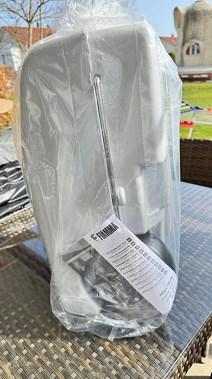 Fiamma Abbeveratoi e trogoli: Fiamma Roll-Abwassertank 23W, 23L, neu, originalverpackt – Usato da Waltenschwil venduto da mavosailor 1