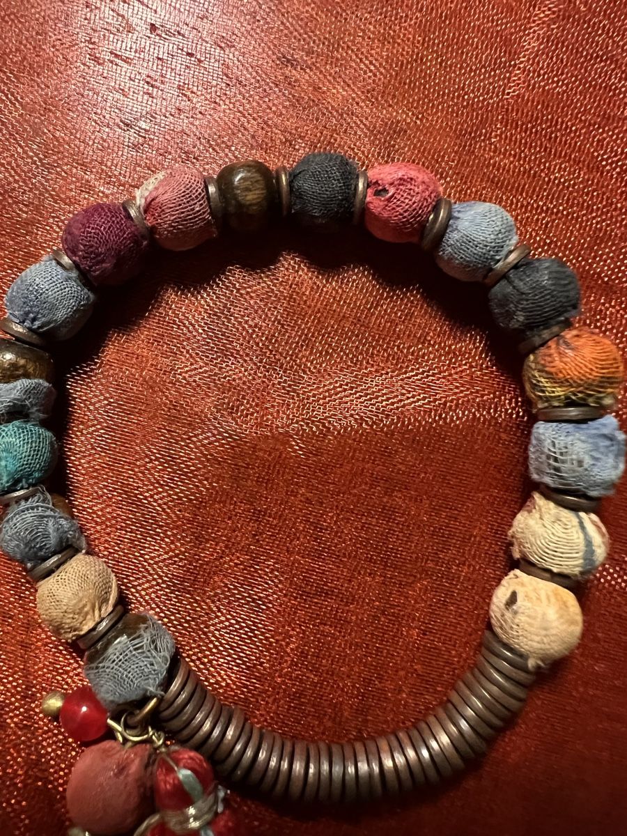 Bracelets: Armband farbig Metall und Stoff Elemente – D'occasion à Zürich par car_x52z 2