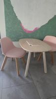 Kindertset mit zwei Stühlen Holz rosa guter Zustand