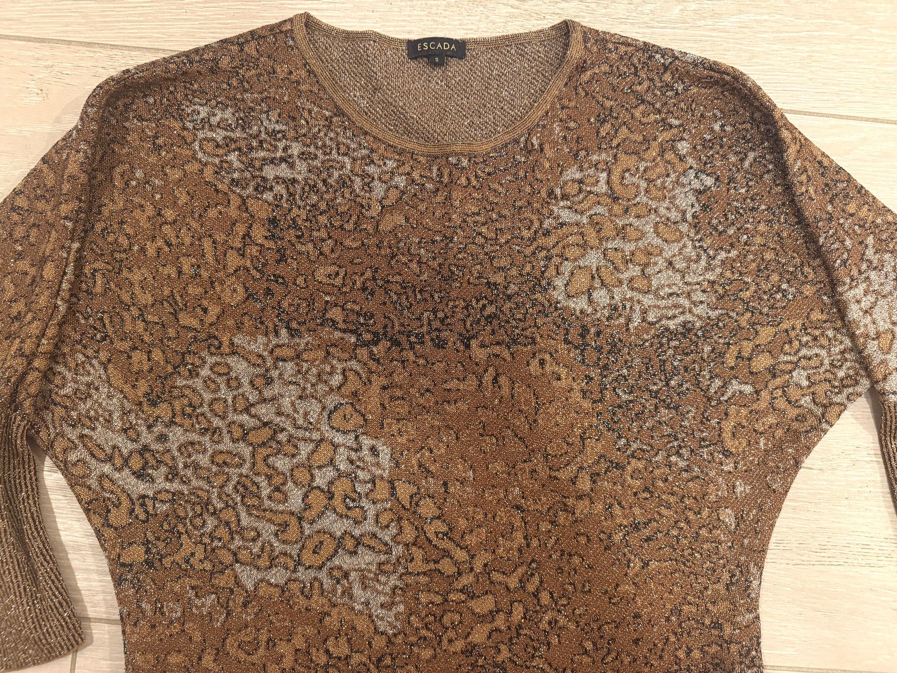 Escada Maglioni & Felpe: ESCADA long pull élégant doré - Gr: S – Nuovo (secondo la descrizione) da Veyrier venduto da Szurkemaci 1