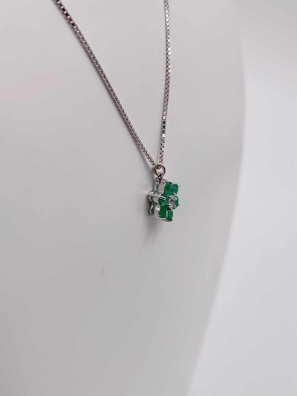 Ketten: WEISSGOLDCOLLIER MIT BLUMIGEN SMARAGD DIAMANTANHÄNGER – Gebraucht aus Luzern von EdiGem 4