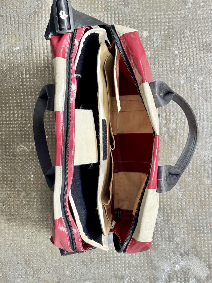 Freitag Borse: Sac ordinateur Freitag rouge et blanc – Usato da Lausanne venduto da huggylesbonstuyaux01 2