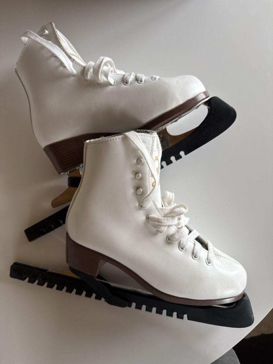 Graf Pattini da ghiaccio: Graf Davos Gold Eiskunslaufschuhe Grösse 39 – Usato da Stäfa venduto da goldglitzer