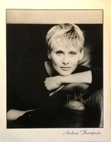 Andrea Thompson 1960- Autogramm signiert Foto 20x25cm