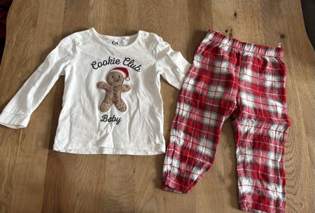 2 Pijamas, Grösse 86