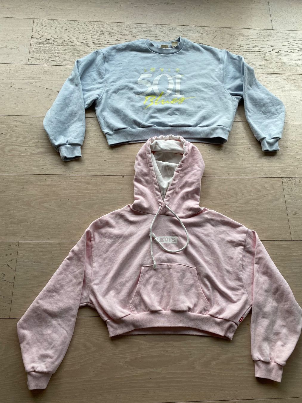 Kleiderpakete & -sets: Zwei Sweatshirts von LEVI'S, Gr. S – Gebraucht aus Anières von elenafred