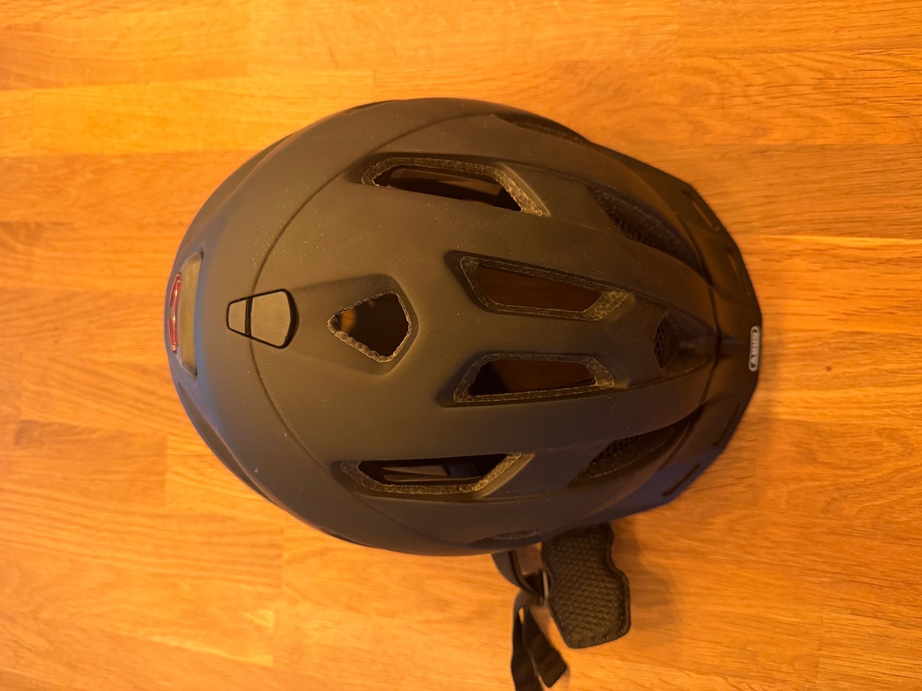 Caschi: Fahrradhelm Abus schwarz matt mit Licht. – Nuovo (secondo la descrizione) da Burgdorf venduto da Amiir83