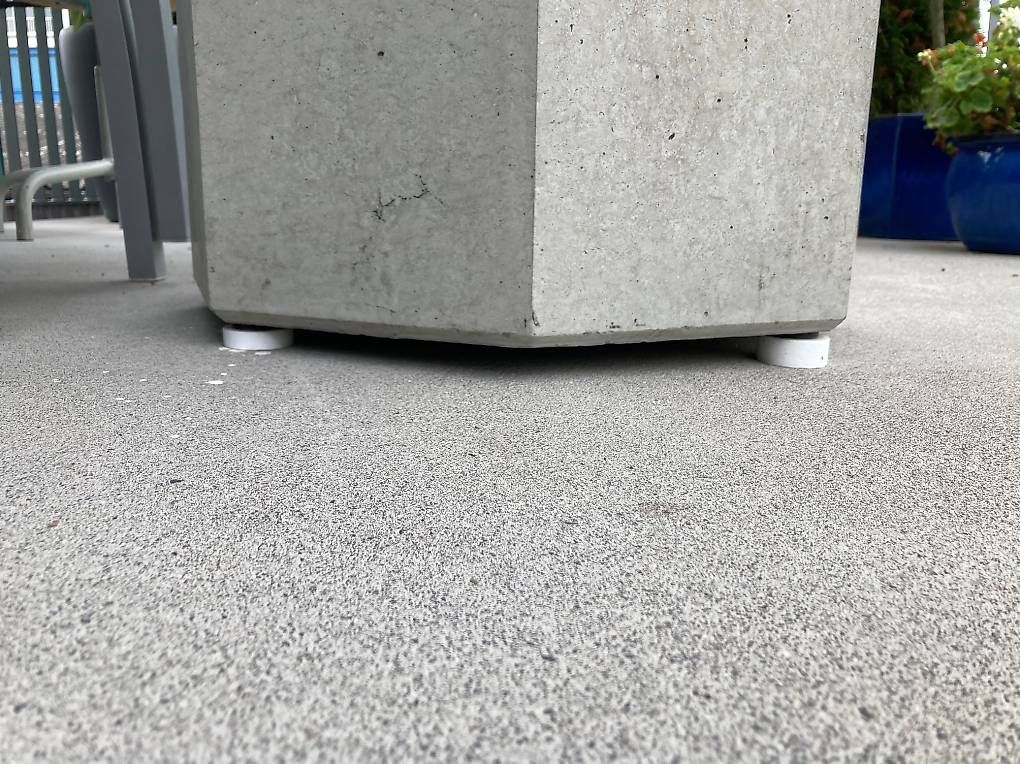 Tavoli: Travertin-Gartentisch - massiv mit 8-eckigem Betonsockel – Usato da Buochs venduto da Swiper_phil 2