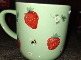 Mintfarbener XXL Jumbo Becher mit Erdbeeren und Biene,