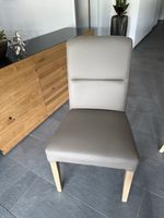 Esszimmerstuhl Lederoptik taupe Holzbeine guter Zustand