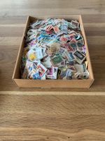 1 Schachtel 0,8 kg abgelöste Briefmarken aus aller Welt!