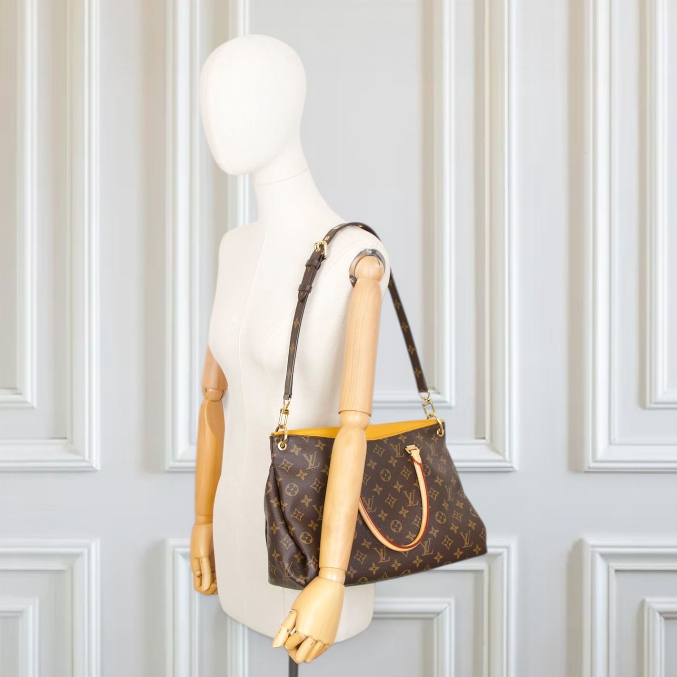 Louis Vuitton Taschen für Damen: Louis Vuitton Pallas MM Monogram safran – Gebraucht aus Binningen von Designerlabels 1