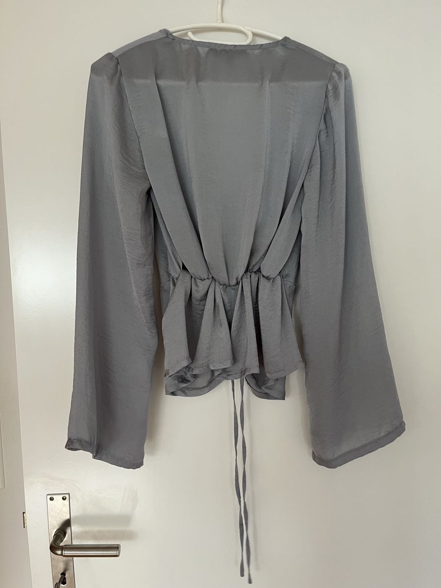 Camicette: Graue/Silber Bluse mit Trompetenaermel, Gr. 34 – Usato da St. Margrethen SG venduto da ali_5xzk 2