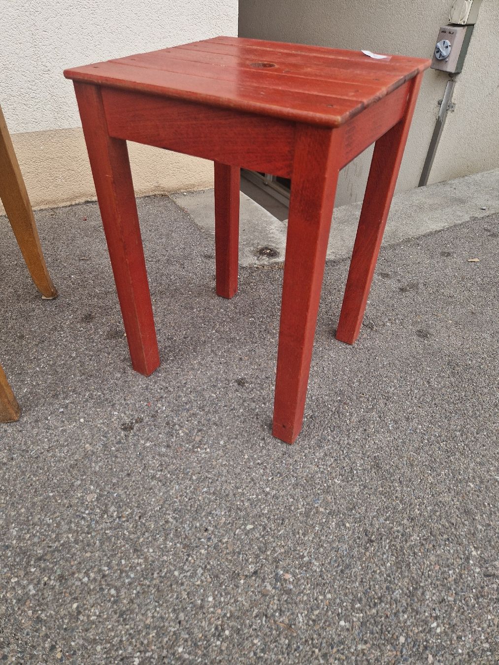 Sgabelli: Schemmel rot Holz 30x30x48cm gebraucht. Taburettli – Usato da Mörigen venduto da Clio111 4