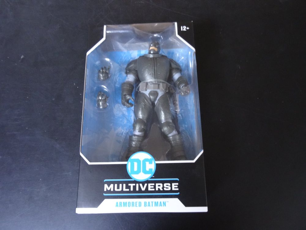 Figurines: DC Multiverse Actionfigur Armored Batman McFARLANE – Neuf avec emballage d'origine à Olten par Disc-Ausverkauf