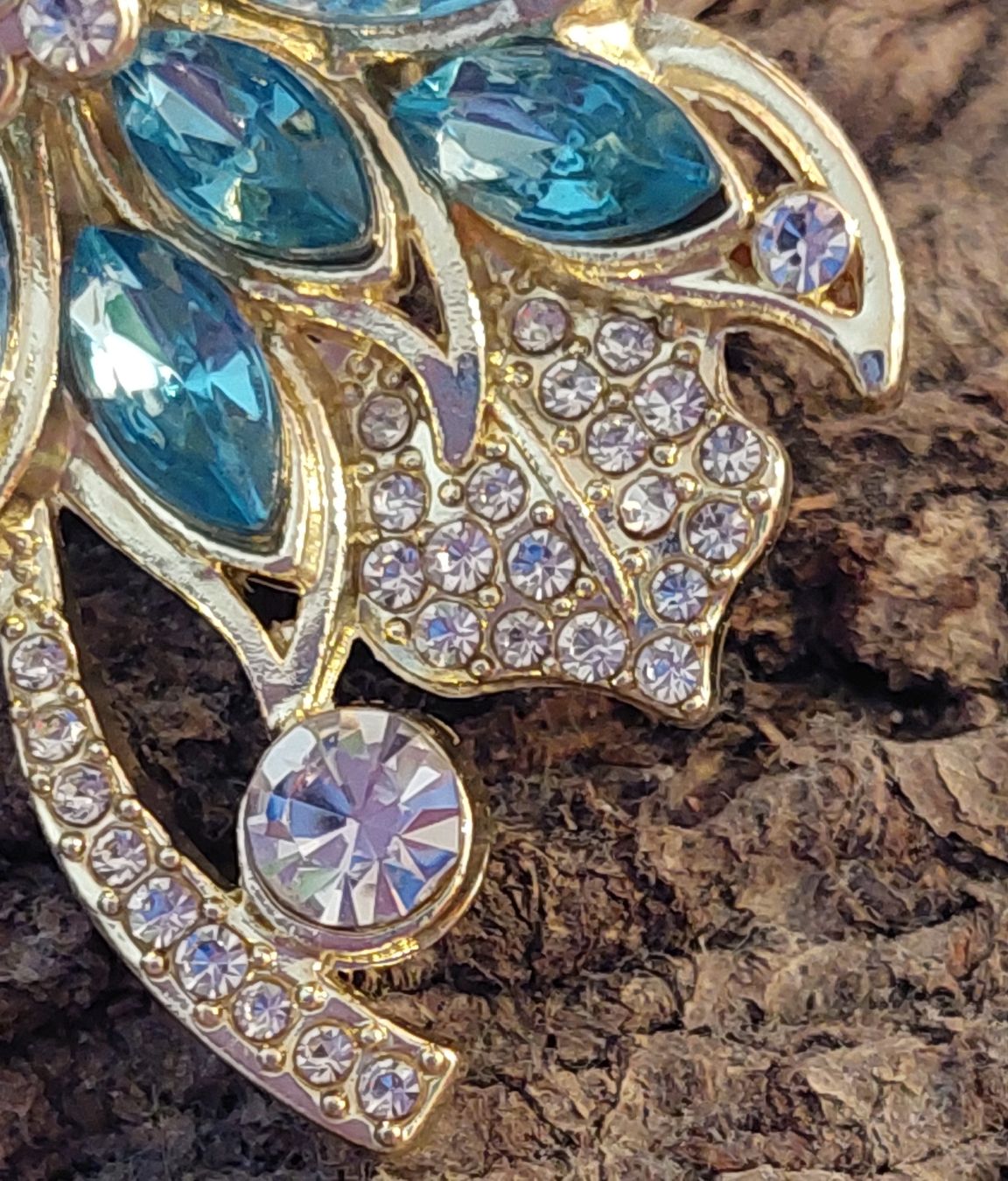 Spille & Fermagli: Hübsche Brosche Blume hellblau mit Strass – Nuovo (secondo la descrizione) da Oberwil BL venduto da Hunajakakku 2