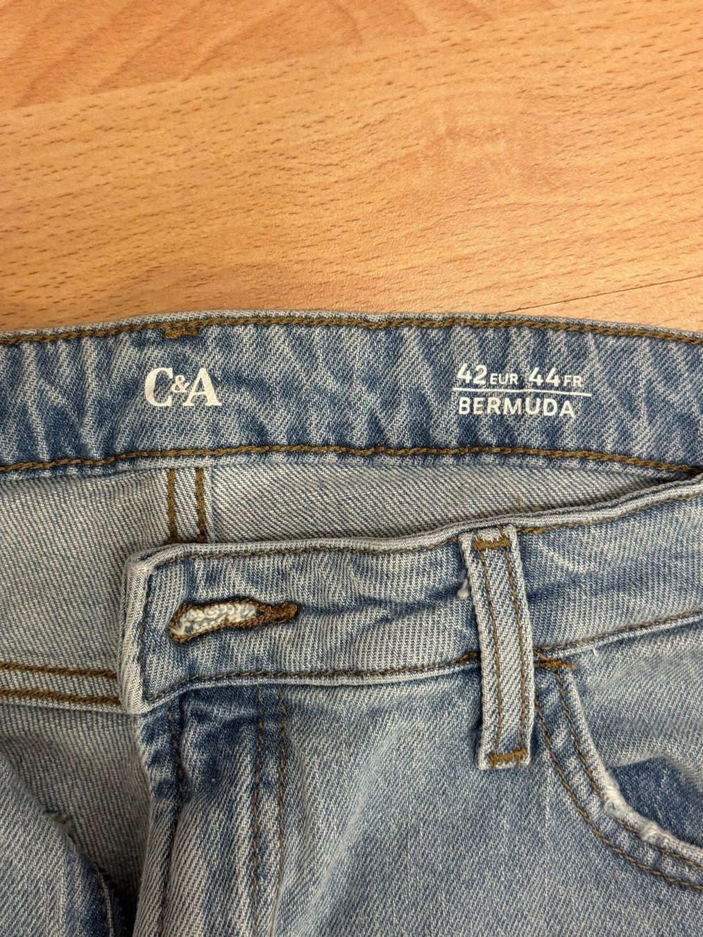 Jeans: WOMEN C&A kurze Jeanshose EU42, Bermuda – Usato da Ostermundigen venduto da Vangiolillo 1