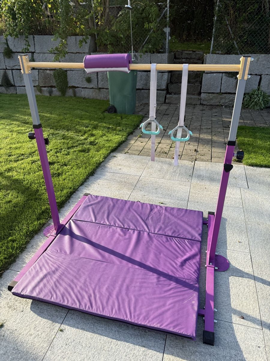 Hometrainer: Turnstange mit Matte, höhenverstellbar – Usato da Altbüron venduto da Schlofmoetzli