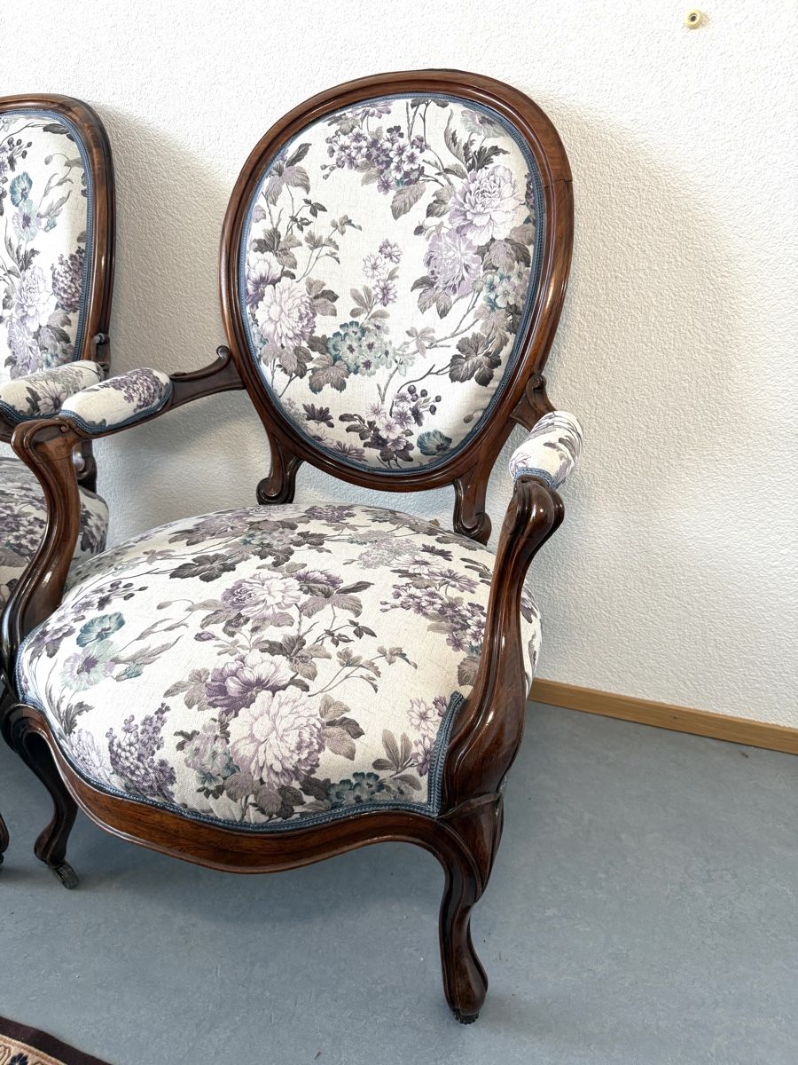 Poltrone: 2 antike Sessel mit Blumenmuster ab 1.- – Usato da Nidau venduto da Nintschgu 1