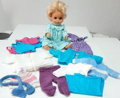 Mädchenpuppe mit Garderobe - Poupée fille avec garde-robe