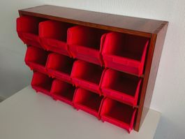 Kleinteilemagazin mit 12 roten Kästen im Holzgehäuse