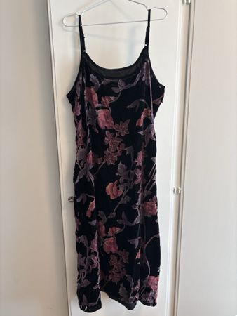 Kleid von Disturbia mit Blumenmuster, UK 20 / EU 48, neu
