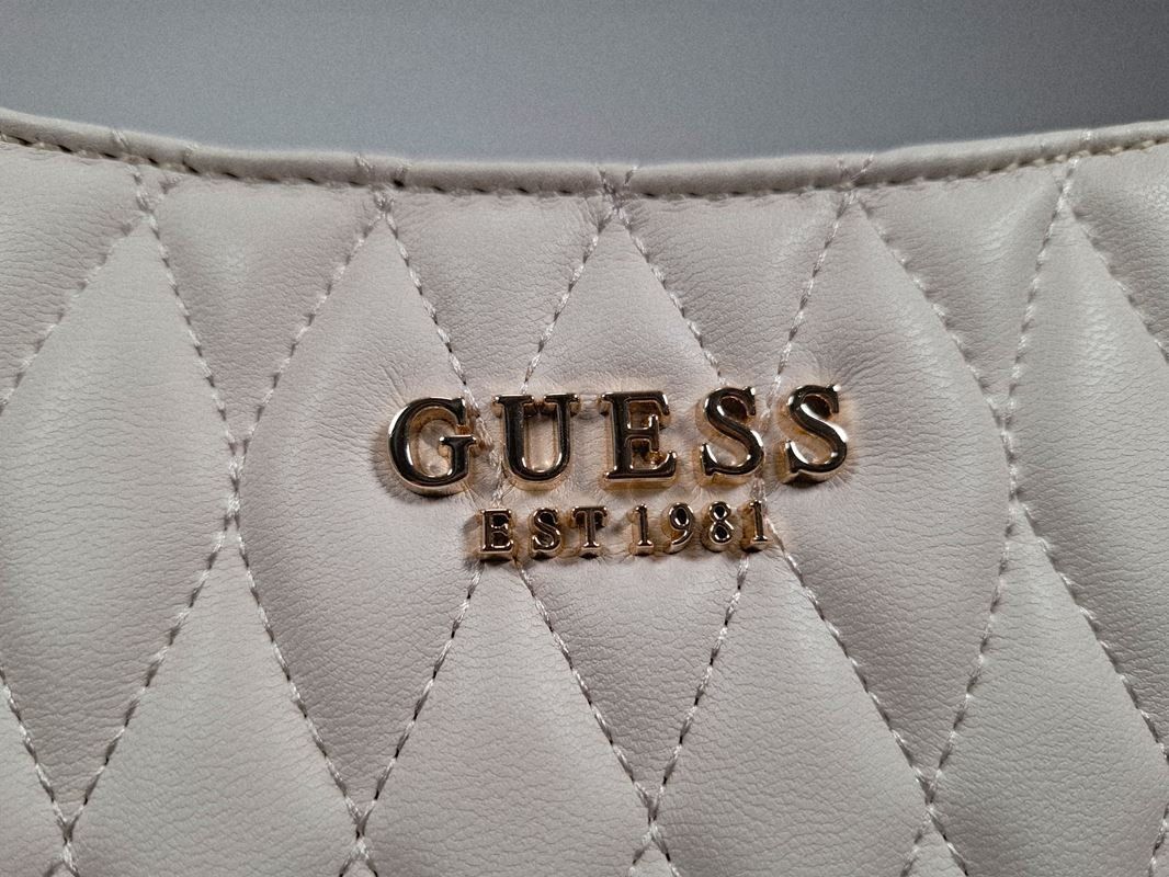 Guess Borse da donna: Handtasche mit -Guess- Logo Crème – Nuovo (secondo la descrizione) da Wil SG venduto da Restwert_Wil 6
