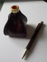 Aigner, Kugelschreiber+Halterung, Leder (2)