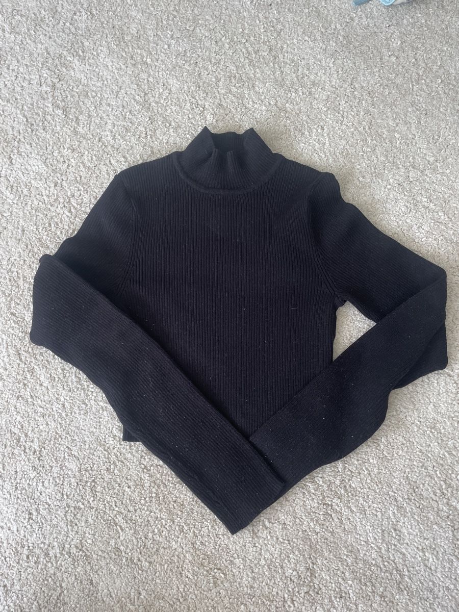 H&M Pulls & Sweat-shirts: Schwarzer Rollkragenpullover, Rippstrick, croped – D'occasion à St. Niklausen LU par car_2562