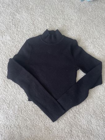 Schwarzer Rollkragenpullover, Rippstrick, croped