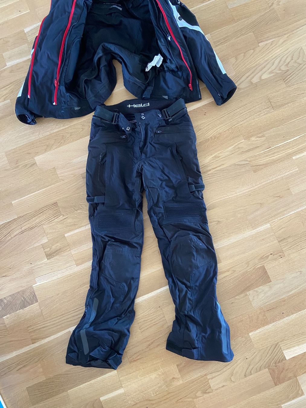 Held Lotti di vestiti: Motorradbekleidung Damen Held – Usato da Niederwangen BE venduto da aba_89f5 2