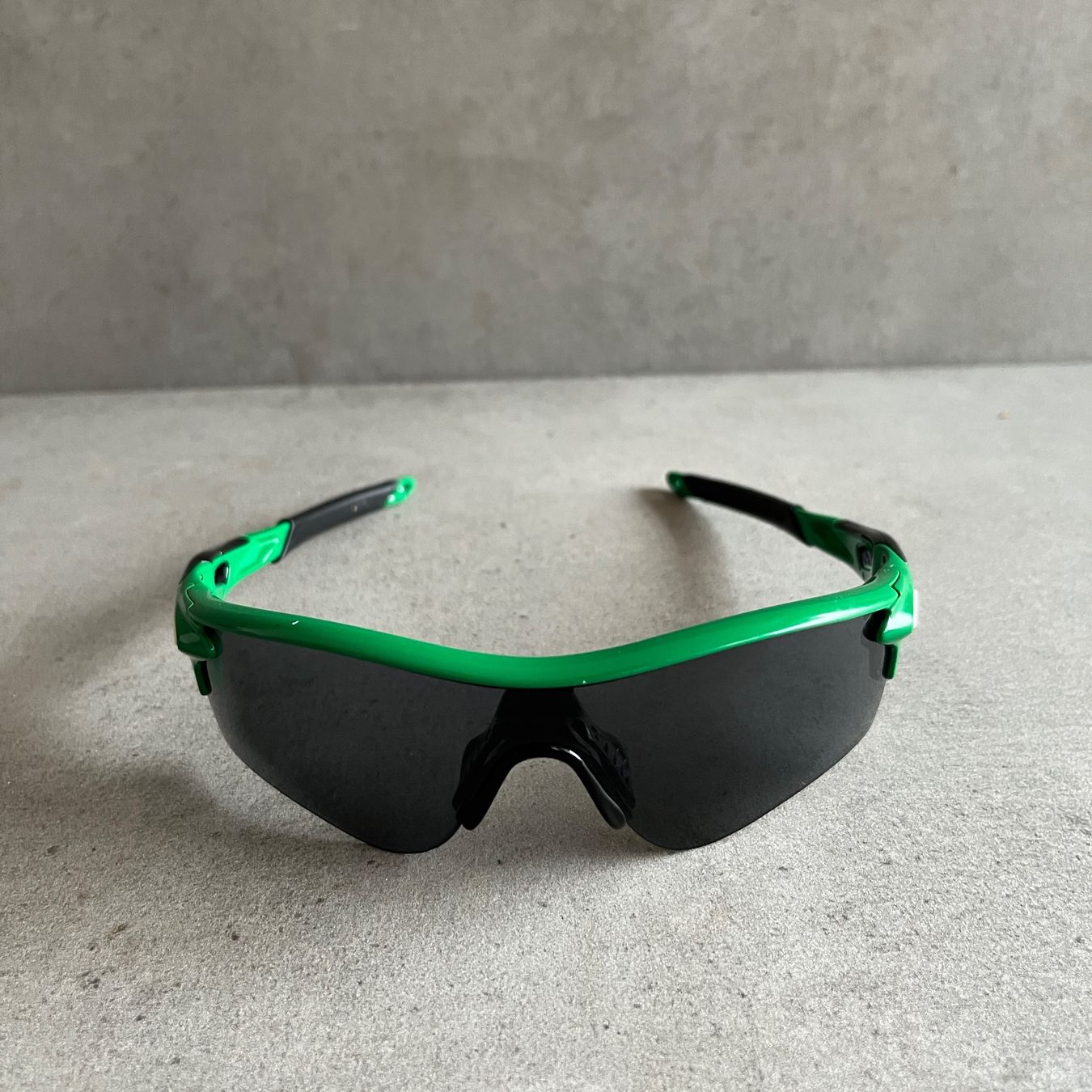 Oakley Occhiali & Lenti: 2000s Oakley Radarlock Vintage Sunglasses – Usato da Bern venduto da shoprestoredvintage