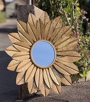 Miroir doré en forme de grand soleil 