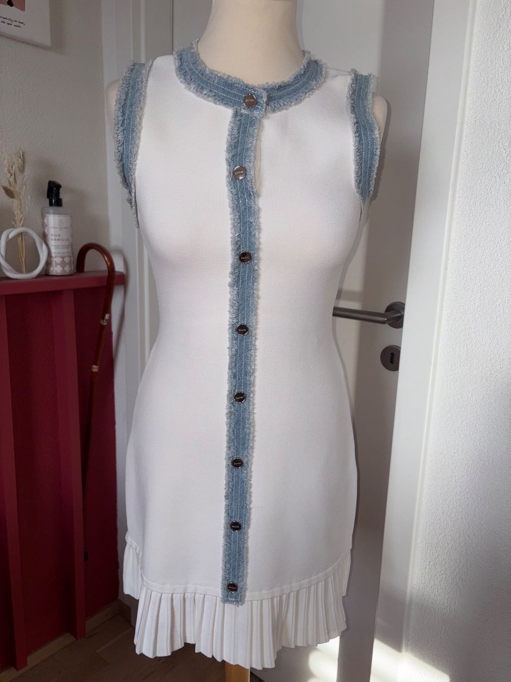 Sandro Robes: Robe Sandro blanche bord jean – Neuf (Voir description) à Payerne par Anohfi