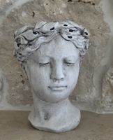 Vase Kopf Frau mit Lorbeerkranz Beton 